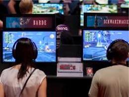 Gioca alla Playstation per 12 ore, la madre chiama la polizia