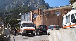 Capri, ambulanza scivola su macchia d'olio all'ospedale Capilupi
