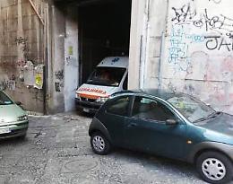 Ambulanza urta auto in sosta, passante prende a schiaffi soccorritore