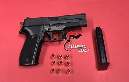 In strada di notte con una pistola carica, in manette