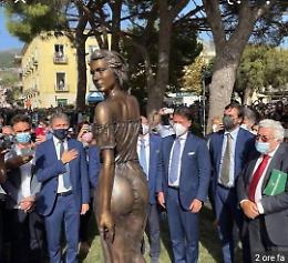 Spigolatrice di Sapri, monta la polemica sulla nuova statua