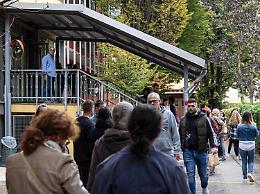 Elezioni 2022, code e polemiche per il “tagliando antifrode"