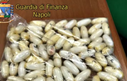 Nello stomaco ha 76 ovuli di cocaina: arrestato