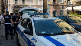 In 4 sul motorino, aggredisce i vigili che lo fermano