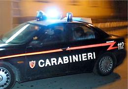 Uccide la moglie con 3 coltellate davanti ai figli piccoli
