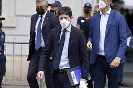 Speranza: «Terza dose vaccino dai 60 anni, invito a farla»