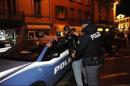 Minaccia passanti con un piccone, arrestato