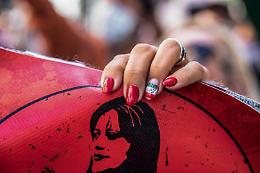 Iran, manifestanti sfidano polizia in ricordo di Mahsa Amini