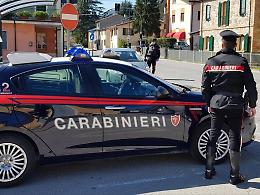 Rubano uno scooter, presi in flagrante