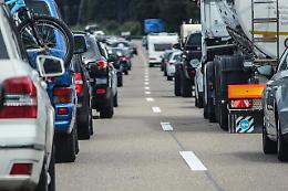 Perde il portafoglio sull’autostrada, un agente lo ritraccia e glielo riconsegna