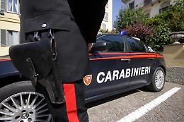 Ferisce la moglie e si barrica in casa con i figli: arrestato