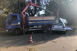 Sorpasso mortale, si schianta contro camion e uccide 3 operai
