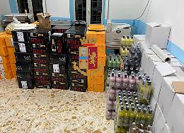 Migliaia di bottiglie di falso champagne in casa, nei guai 38enne