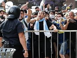 Maradona, l'ultimo saluto: migliaia in fila a Buenos Aires. Alta tensione e scontri