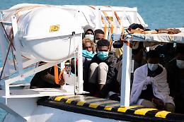 Migranti, Ue verso nuove regole per ong: «Basta Far West, serve ordine»