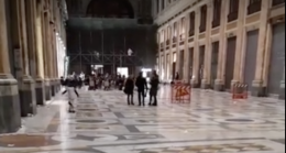 Movida di sangue a Napoli, rissa nella Galleria Umberto: accoltellato 17enne