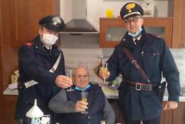 «Sono solo a Natale», 94enne chiama 112: brindisi con i carabinieri