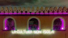 “La cultura non isola”, il Palazzo Merlato si illumina per Procida capitale