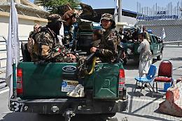 Afghanistan, talebani vietano viaggi a donne sole