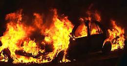Incendiate otto auto nella notte, danni anche a palazzina