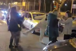 Lite nel traffico di Chiaia, ragazza presa a calci