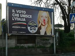 Napoli, vernice rossa sui manifesti della Meloni
