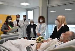 La sposa mentre è intubato, lo speciale matrimonio di Vincenzo e Maria Grazia in Rianimazione