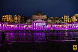 Napoli, il colonnato di piazza Plebiscito in rosa per il Giro d'Italia