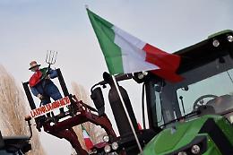 A1, protesta agricoltori blocca il traffico: chiuso il casello di Orte