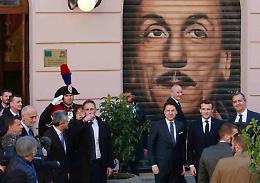 Vertice Italia-Francia a Napoli: le frontiere restano aperte. Macron: «Amo Eduardo». Conte: «La città non ha paura»