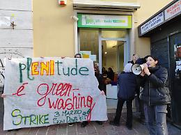 Blitz di Fridays For Future al Plenitude Store di Napoli 