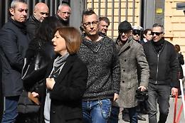 "Era uno di casa", in fila per l'addio a Frizzi