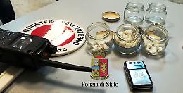 Droga, 85 vasetti di cocaina in un terraneo alla Vicaria