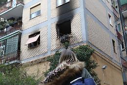 Incendio in un appartamento ai Colli Aminei, tre ferite e decine d'intossicati