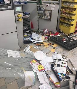 Assalto con la ruspa al supermercato: banditi in fuga senza bottino