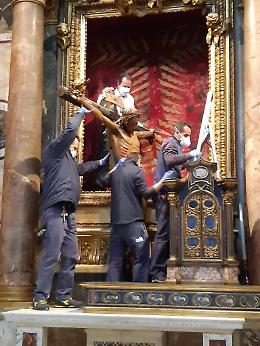 Il Crocifisso miracoloso portato in piazza San Pietro per la preghiera del Papa