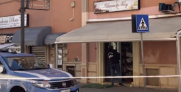 Ucciso in pieno giorno tra la folla, video al setaccio