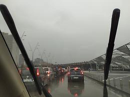 Pioggia e turisti, il traffico va in tilt in tutta la città 