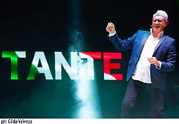 Gino Rivieccio mattatore al teatro Augusteo con “Cavalli di ritorno 2.0”
