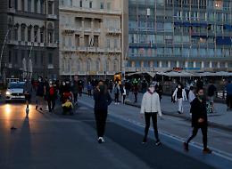 Troppa gente sul Lungomare, De Luca avverte: «O c'è responsabilità o si torna tutti a casa»