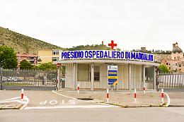 Paziente giù dalla finestra del Covid hospital, è grave