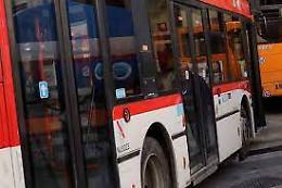 Sul bus senza biglietto aggredisce dipendente Anm: arrestato