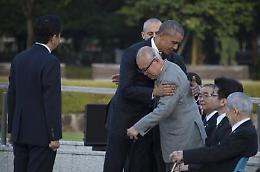 Obama a Hiroshima abbraccia un sopravvissuto