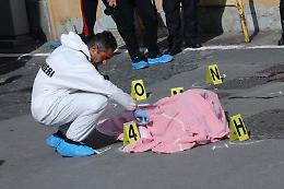 Agguato tra la gente: uccisi a Miano zio e nipote