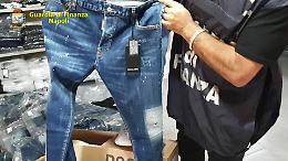 Abbigliamento contraffatto da Cina e Turchia: 4 arresti in Campania