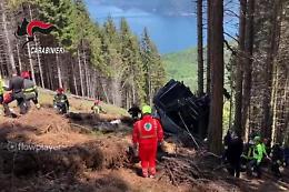 Funivia Mottarone, cabina «scesa a folle velocità: 13 morti sul colpo»