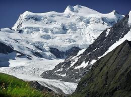 Crollano pezzi di un ghiacciaio sul Grand Combin: 2 morti e 9 feriti 