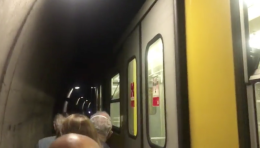 Guasto sulla linea 1 della metro, passeggeri a piedi in galleria