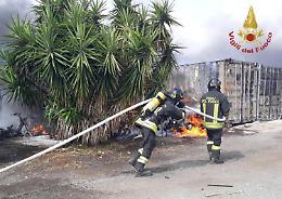 Roma, maxi incendio: fiamme minacciano case, esplose bombole gpl 