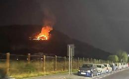 Vasto incendio a Pozzuoli, brucia monte Barbaro 